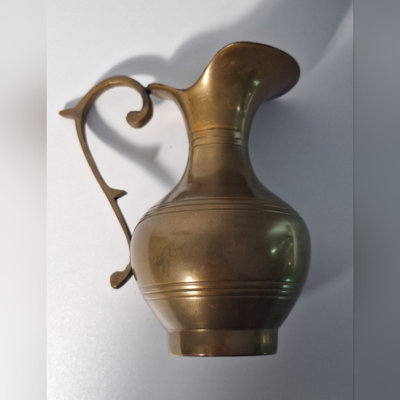 Vintage small brass pitcher made in India - Picture 12 of 16